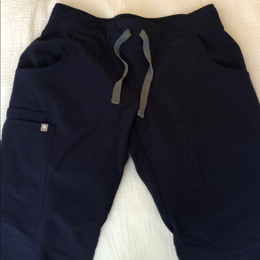 Xs tall figs cargo scrubs